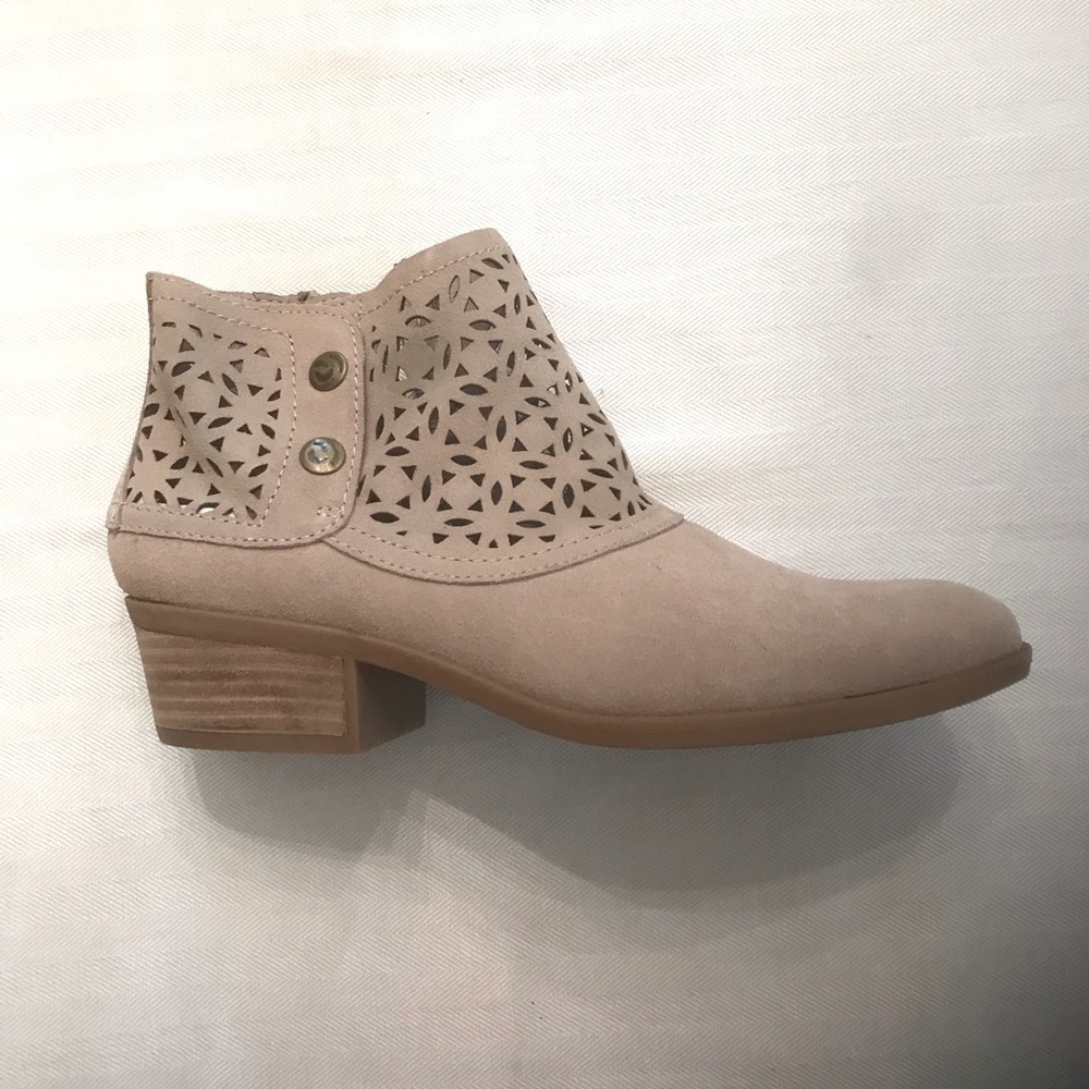 NWT BareTraps Taupe Garin Suede Ankle Booties with Laser Cutout Design - Picture 4 of 8